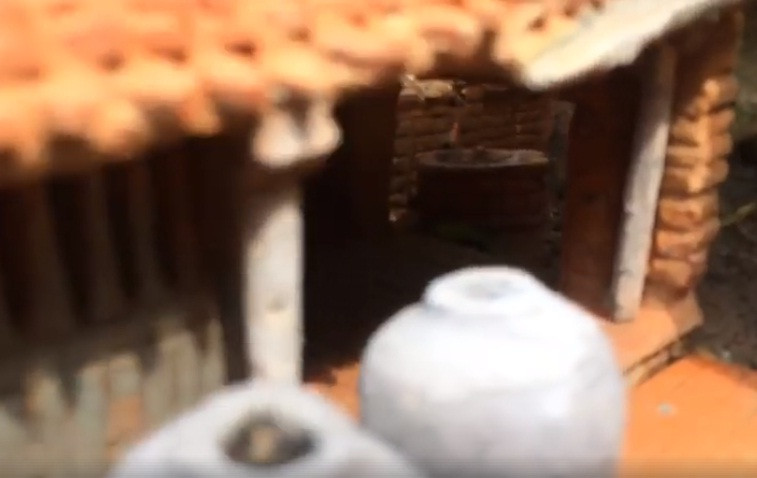 Chi tiết giếng nước cũng được đưa vào một cách khéo léo.