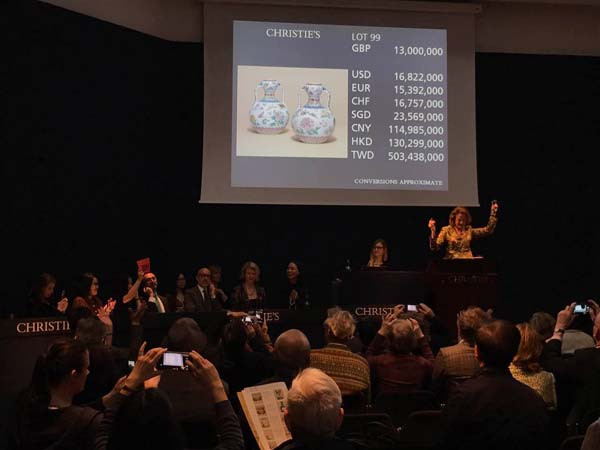 Chiếc bình được chế tạo vào cuối thế kỷ 18 thuộc triều đại hoàng đế Càn Long, đã được một người mua người Anh mua vào đầu những năm 1930 sau đó được chuyển giao cho người chủ hiện tại với một số tiền khổng lồ... Hình ảnh cặp bình cổ trong buổi đấu giá.