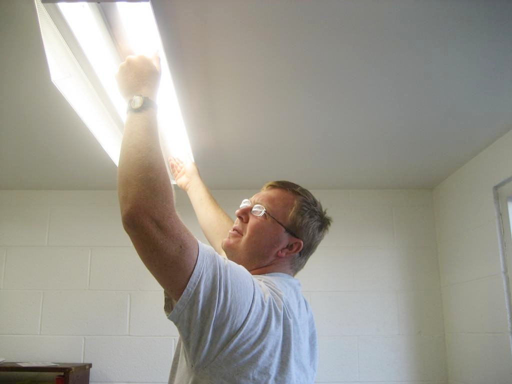 Tắt đèn khi ra khỏi phòng là thói quen tiết kiệm điện của mọi người. Tuy nhiên, cách này chỉ đúng với bóng đèn sợi đốt, còn bóng đèn huỳnh quang thì không.