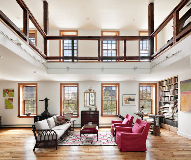 Nhà có tới 22 cửa sổ. Nhờ đó, ở bất kỳ phòng nào gia chủ cũng có thể ngắm toàn bộ bầu trời xanh ngắt.