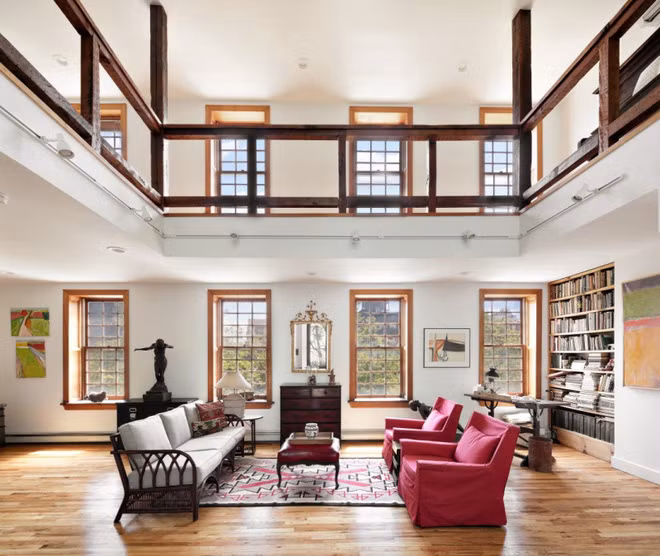 Nhà có tới 22 cửa sổ. Nhờ đó, ở bất kỳ phòng nào gia chủ cũng có thể ngắm toàn bộ bầu trời xanh ngắt.