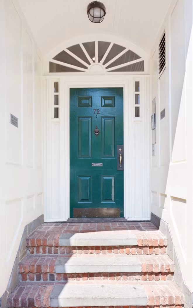 Căn nhà có diện tích 2 tầng là 800m2 với đầy đủ chức năng sinh hoạt.