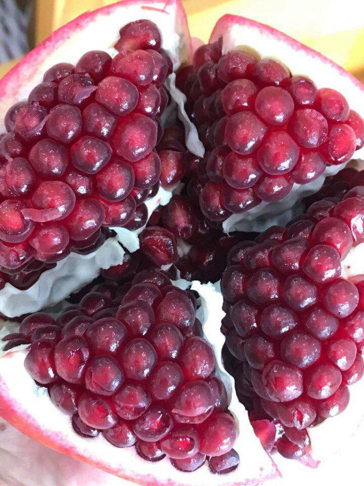 Khi bổ ra, hạt lựu màu đỏ thẫm, nhiều nước, ăn ngọt. Ảnh: FB Xuan Thu Dang.