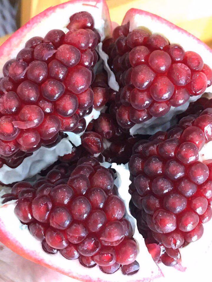 Khi bổ ra, hạt lựu màu đỏ thẫm, nhiều nước, ăn ngọt. Ảnh: FB Xuan Thu Dang.