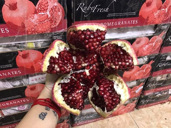 Chị Thanh (Thanh Trì, Hà Nội) cho biết, lựu Peru có vị ngọt mát, hơi chua, rất dễ ăn. Ảnh: Hoaquauudam.