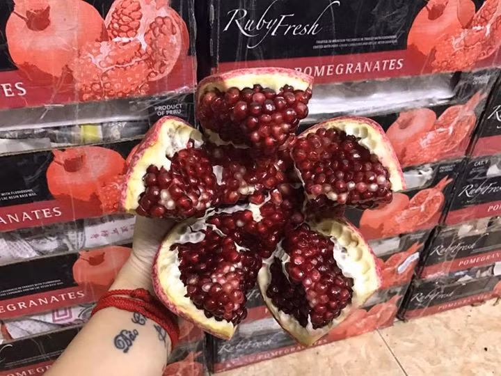 Chị Thanh (Thanh Trì, Hà Nội) cho biết, lựu Peru có vị ngọt mát, hơi chua, rất dễ ăn. Ảnh: Hoaquauudam.