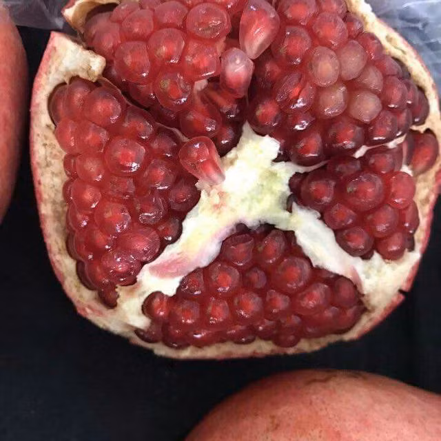 Mặc dù giá đắt nhưng lựu Peru sạch, chứa nhiều vitamin nên các chị em yên tâm hơn khi mua lựu Trung Quốc ngoài chợ. Anh: Lozi.