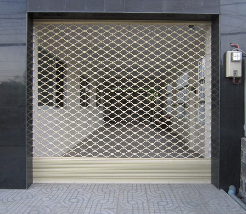 Cửa cuốn mắt võng được chế tạo cao cấp từ sắt sơn tĩnh điện và Inox. Sản phẩm mang đến tính thẩm mỹ và độ an toàn cao cho ngôi nhà. Ảnh: Cuavietnam.