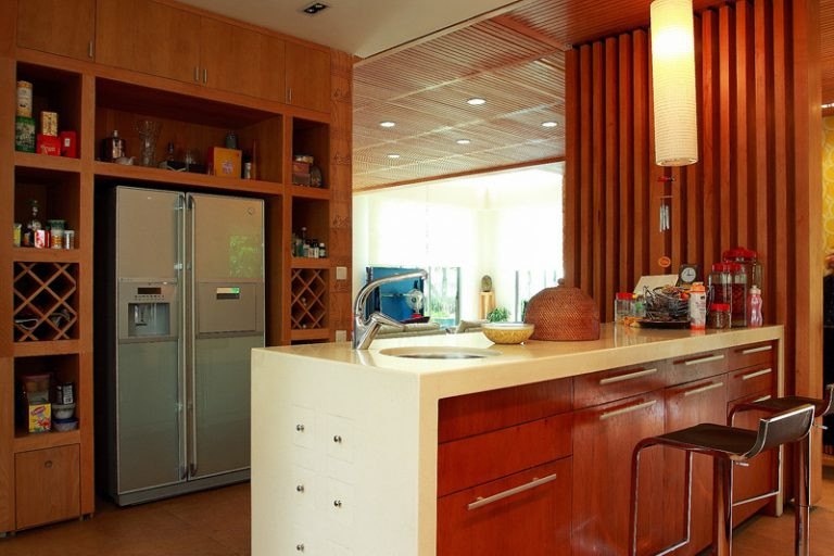 Nhà bếp sử dụng hệ thống tủ đứng giúp tiết kiệm diện tích.