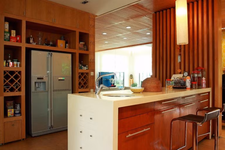 Nhà bếp sử dụng hệ thống tủ đứng giúp tiết kiệm diện tích.