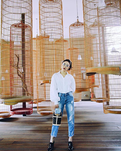 Chiếc túi nhỏ có kiểu dáng lạ mắt của nữ ca sĩ Minh Hằng đến từ nhà mốt Louis Vuitton.