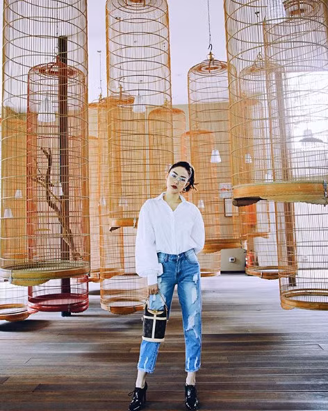 Chiếc túi nhỏ có kiểu dáng lạ mắt của nữ ca sĩ Minh Hằng đến từ nhà mốt Louis Vuitton.