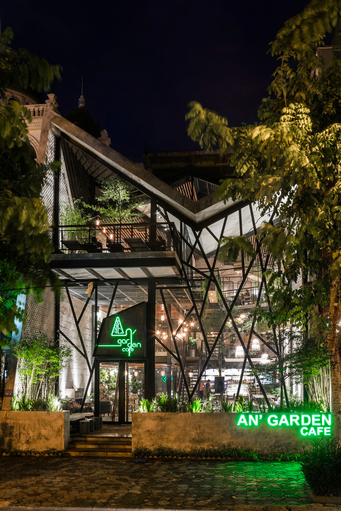 Nằm trong khu đô thị Văn Quán, Văn Quán, Hà Đông, Hà Nội, quán cà phê rộng 750m2 gây ấn tượng bởi thiết kế khung kèo thép hiện đại.