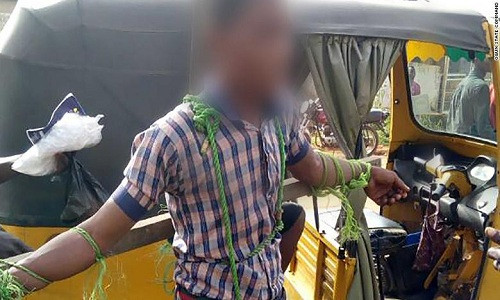 Em học sinh nam bị trói và đánh chỉ vì đi học muộn. Ảnh: CNN. Em học sinh nam bị trói và đánh chỉ vì đi học muộn. Ảnh: CNN.