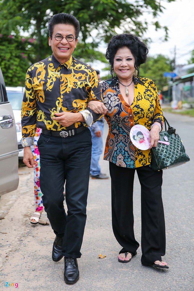 Trước đó, cặp đôi liên tục xuất hiện cùng nhau với trang phục ton-sur-ton. Thanh Bạch cho biết anh gặp bà xã Thúy Nga lần đầu tiên tại nhà nữ diễn viên Thẩm Thúy Hằng, lần đó bà Thúy Nga đã rất ấn tượng với khả năng trình diễn nhiều môn nghệ thuật của anh.