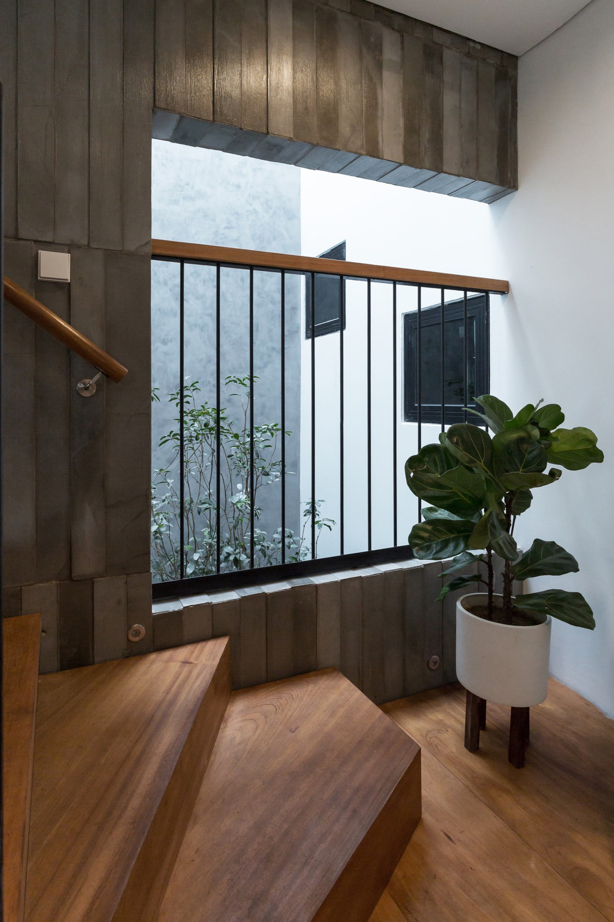 Khoảng trống thứ hai được tạo ra phục vụ việc đối lưu, thông gió toàn bộ công trình và cung cấp ánh sáng tự nhiên cho hệ thống khối vệ sinh bám theo trục đó.