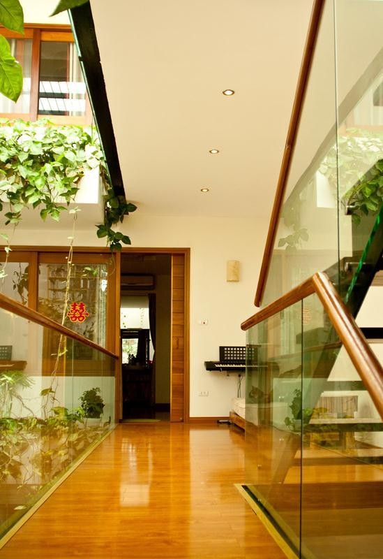 Khu vực giếng trời với mái kính cùng chớp kính ở hai đầu linh hoạt đóng mở giúp điều chỉnh được lượng nắng, gió vào nhà.