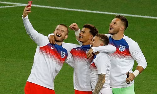 Mới đây, áo đồng phục dành cho tập luyện của tuyển Anh được rao bán trên eBay với giá gấp 2-3 lần so với giá gốc. Ảnh: Thesun.