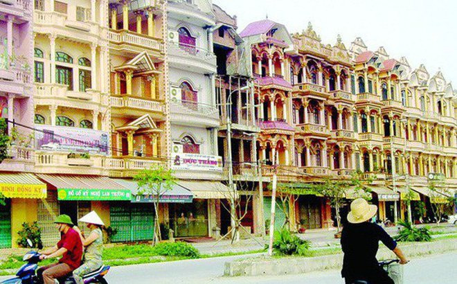 Làng Đồng Kỵ (Từ Sơn) nổi tiếng với nghề sản xuất đồ gỗ mỹ nghệ. Trung bình cứ khoảng 10 hộ có một giám đốc, thậm chí có gia đình cả bố lẫn con đều là giám đốc. Ảnh: Baogiaothong.