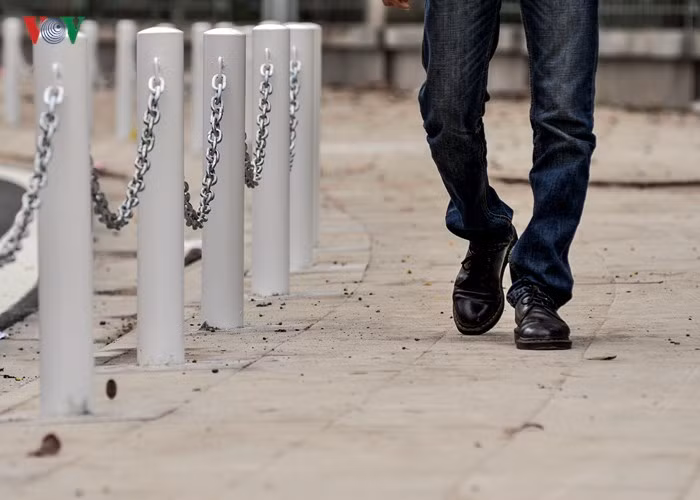 Hàng rào có xích sắt nhằm ngăn chặn tình trạng các phương tiện leo lên vỉa hè, vừa bảo vệ người đi bộ, vừa tránh hỏng lớp gạch lát.