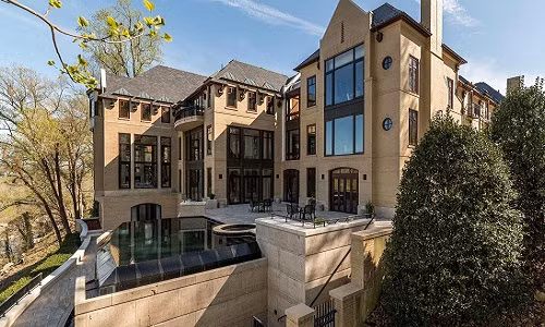  Biệt thự rộng 4.460m2, thuộc khu vực rìa công viên McLean's Great Falls, có tầm nhìn ra con suối cạnh bên.