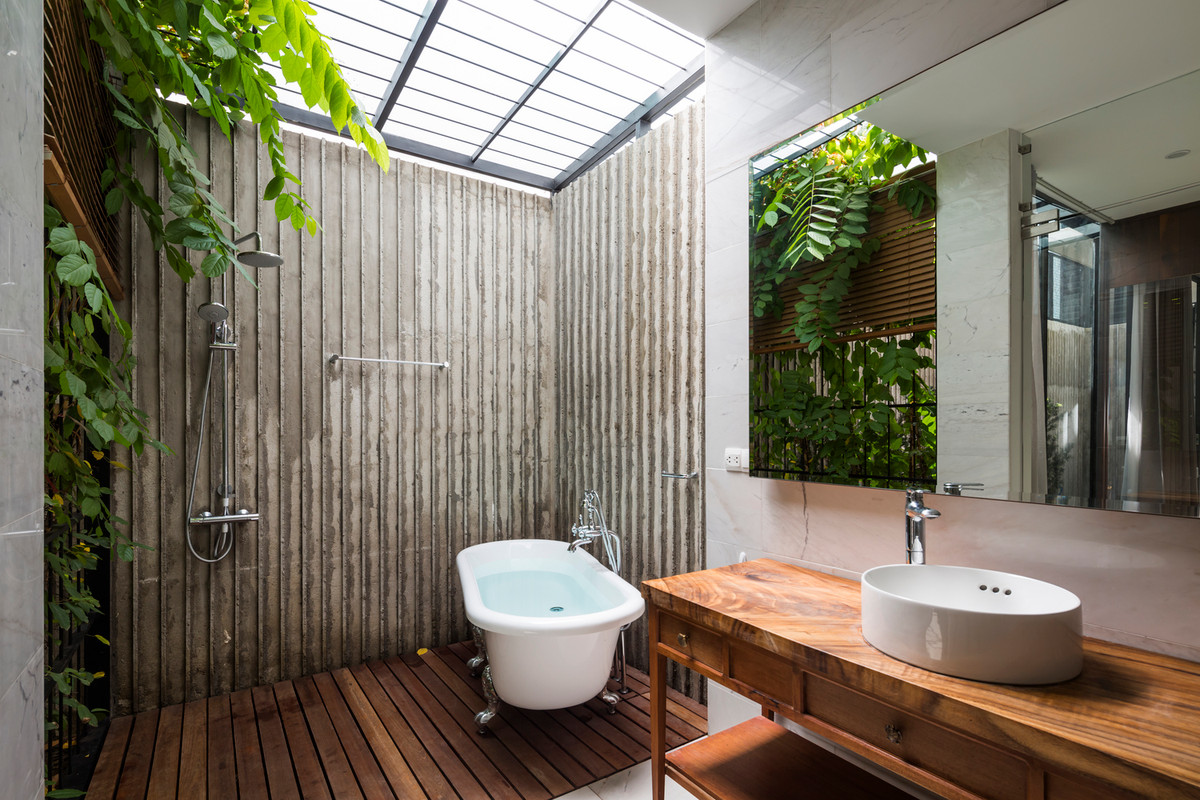 Phòng tắm nửa kín nửa hở, đầy đủ tiện nghi. Nguồn ảnh: Hiroyuki Oki.