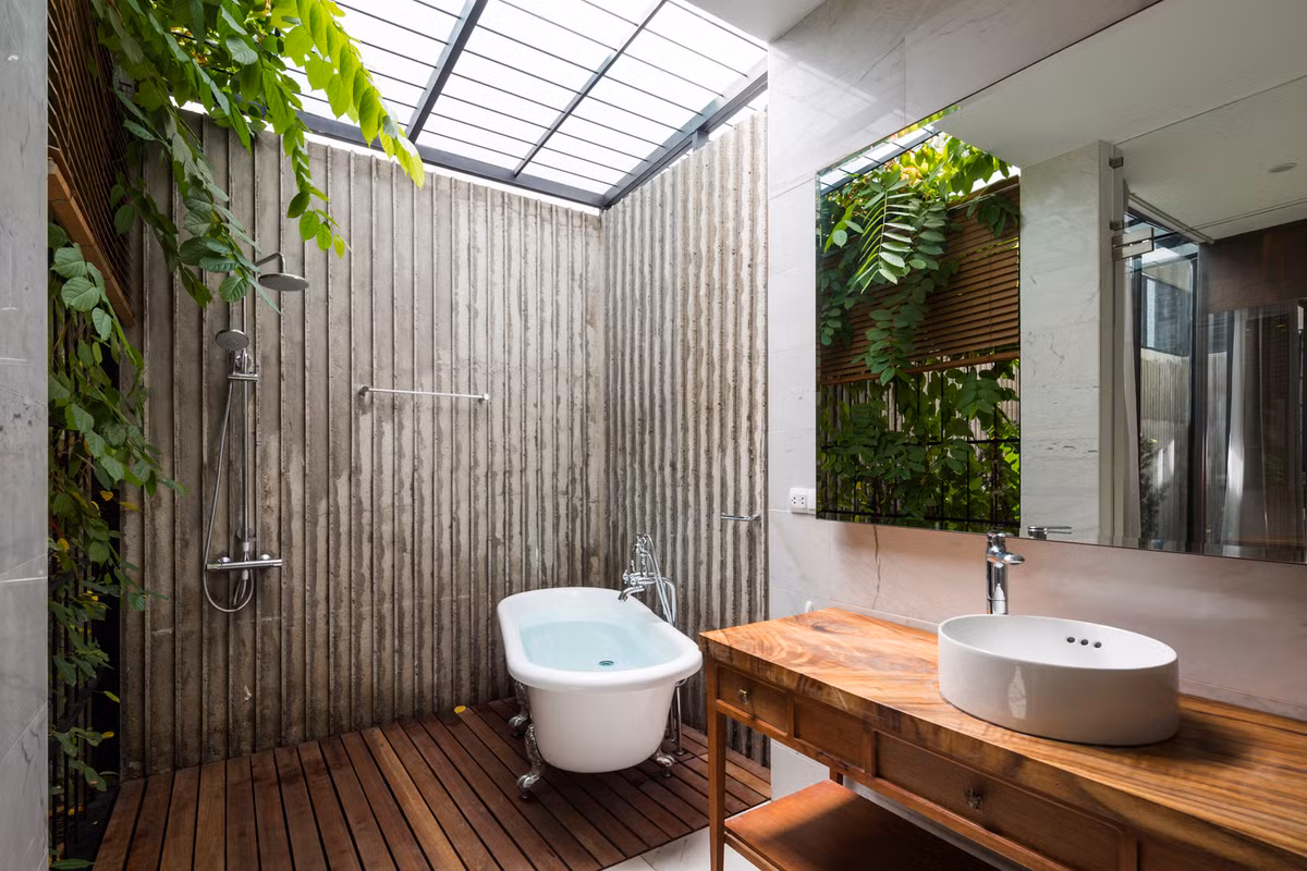 Phòng tắm nửa kín nửa hở, đầy đủ tiện nghi. Nguồn ảnh: Hiroyuki Oki.