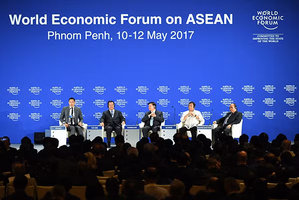 Đứng trước những cơ hội và thách thức, các nước ASEAN cần đặt ra các ưu tiên chính sách của mình nhưng trên cơ sở lăng kính của cả khối. Vì vậy, Thủ tướng Nguyễn Xuân Phúc đề xuất xây dựng các Quy tắc của ASEAN về hợp tác chia sẻ dữ liệu nhằm điều chỉnh cách thức và điều kiện để dữ liệu có thể được chia sẻ và sử dụng hiệu quả. Ảnh: VGP.