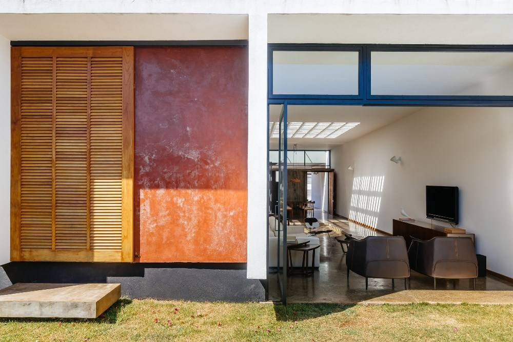 Phía sau phòng khách có khoảng mở thoáng đãng.