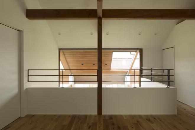 Những ô cửa kính trên mái hiên giúp không gian tầng 2 ngập tràn ánh nắng.