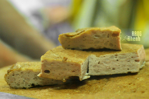 Ngoài ra, muốn thử giò, chả có hàn the hay không, lấy miếng giấy nghệ (giấy thử ngâm nước nghệ tươi rồi phơi khô) ấn vào bề mặt. Sau một phút, nếu giấy nghệ chuyển từ màu vàng sang đỏ là thực phẩm có hàn the. Ảnh: Zing.