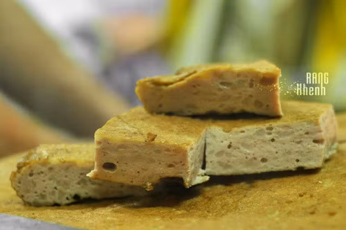 Ngoài ra, muốn thử giò, chả có hàn the hay không, lấy miếng giấy nghệ (giấy thử ngâm nước nghệ tươi rồi phơi khô) ấn vào bề mặt. Sau một phút, nếu giấy nghệ chuyển từ màu vàng sang đỏ là thực phẩm có hàn the. Ảnh: Zing.