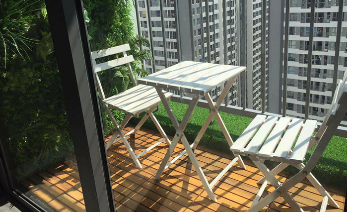 Với ban công nhỏ, bạn có thể trang trí vài chậu cây xanh kết hợp một chiếc bàn gấp nhỏ tạo không gian nghỉ ngơi cho cả nhà. Ảnh: Fhomes.