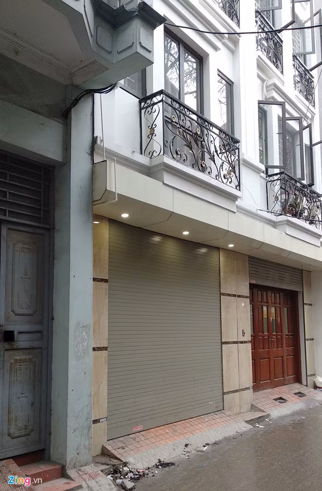 Căn nhà có cửa cuốn đóng im lìm, đèn sảnh sáng là nơi tìm thấy thi thể ông Lâm. Ảnh: Hoàng Lam.