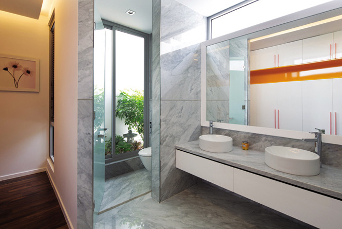 Phòng tắm thiết kế mở, nhìn ra khu vườn nhỏ.