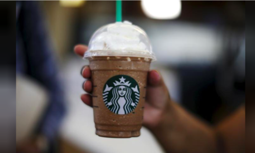 Theo nguồn tin mới đây trên Reuters, một thẩm phán tại Los Angeles (Mỹ) vừa ra phán quyết buộc công ty Starbucks và các hãng bán cà phê khác phải gắn nhãn cảnh báo nguy cơ gây ung thư lên các sản phẩm cà phê bán tại California. Ảnh: Reuters.