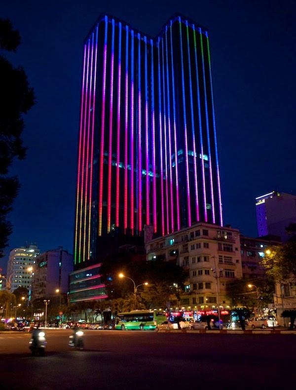 Đây là một công trình liên hợp gồm hai tòa tháp đôi cao khoảng 165m và cách nhau 21,25m, tọa lạc tại số 22-36 đường Nguyễn Huệ và số 57-69F đường Đồng Khởi (quận 1). Ảnh: Ảnh:skyscrapercity.