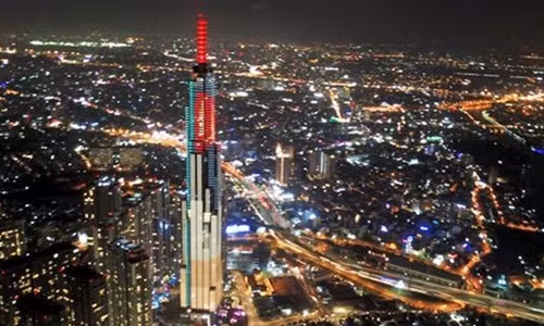 Nằm tại khu đô thị Vinhomes Central Park, toà nhà cao nhất Việt Nam - Landmark 81, cao 461m, có diện tích gần 50.000m2. Ảnh: Tiền phong.