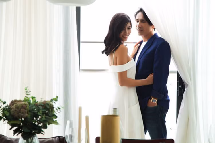 Trang Lạ tốt nghiệp thạc sĩ Quản trị kinh doanh, chuyên ngành Tư vấn quản lý quốc tế. Cô người mẫu ngày nào giờ đã là một doanh nhân thành đạt, sở hữu công ty riêng.