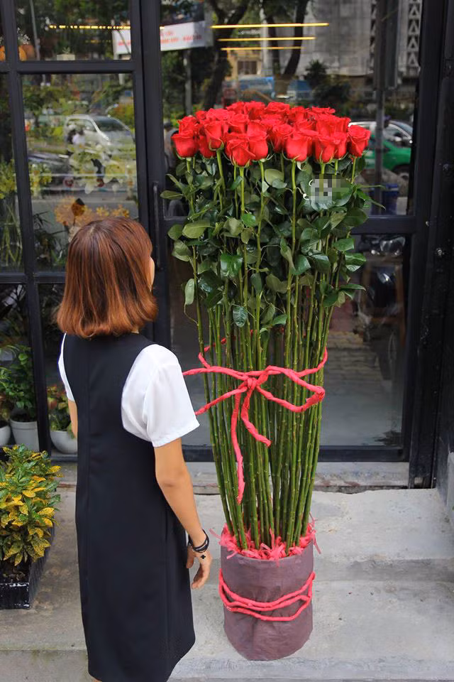 Hoa hồng bất tử nhập trực tiếp từ Ecuador, dài 1,5m luôn cháy hàng dịp Valentine dù có giá nửa triệu đồng/bông. Ảnh: Zing.
