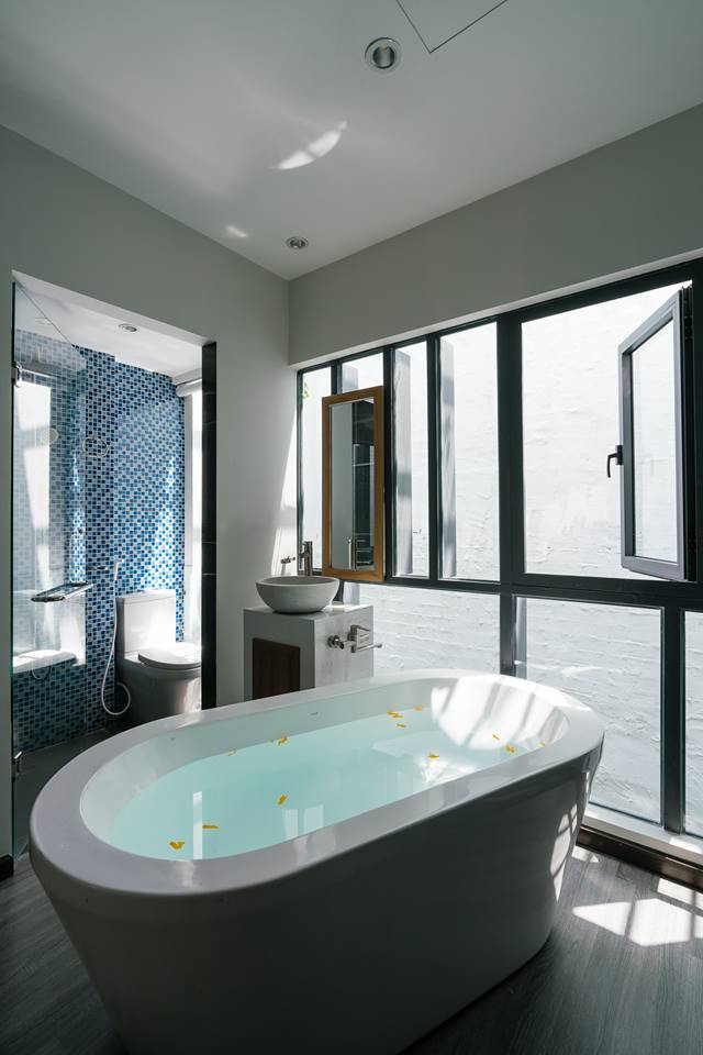 Thiết kế hiện đại giúp ngôi nhà phố 3 tầng luôn ngập tràn ánh nắng. Nguồn ảnh: Quang Trần.