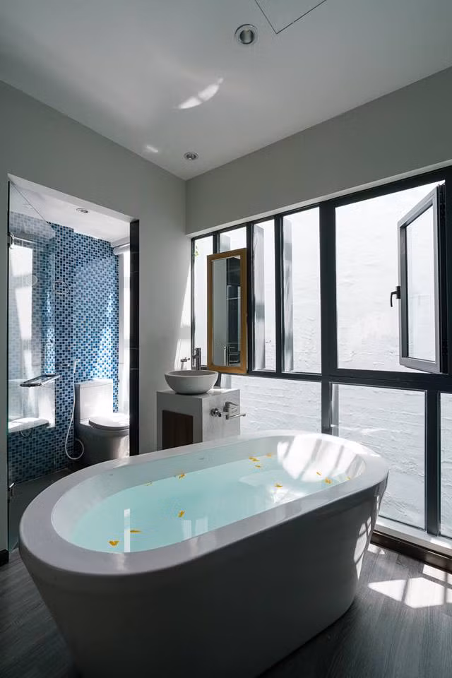 Thiết kế hiện đại giúp ngôi nhà phố 3 tầng luôn ngập tràn ánh nắng. Nguồn ảnh: Quang Trần.