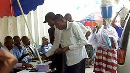 Các tiểu thương ở đây ngồi bán trong chợ với gian hàng chỉ vỏn vẹn một chiếc bàn nhựa. Ảnh: BBC.