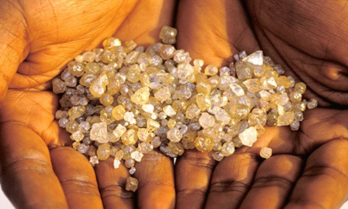 Điều đặc biệt là các tiểu thương ở đây có khả năng nhận ra chính xác đâu là kim cương Congo, đồng thời từ chối bán những loại kim cương buôn lậu từ những nước khác, như Zimbabwe. Ảnh: Kun.