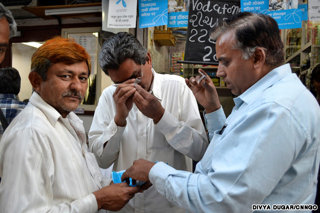 Cả người mua và người bán trao tay những viên kim cương ngay trên đường phố, từ những viên bé xíu tới những viên to, sáng lóa. Ảnh: CNN.