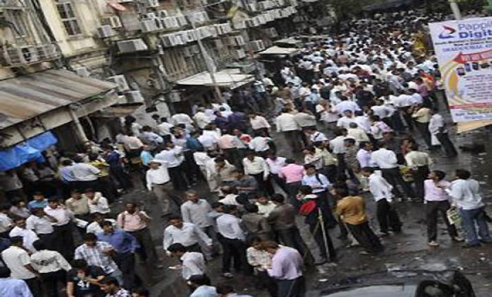 Mỗi buổi sáng, hàng nghìn người kéo về chợ để buôn bán và chế tác kim cương. Ảnh: Indiatvnews.