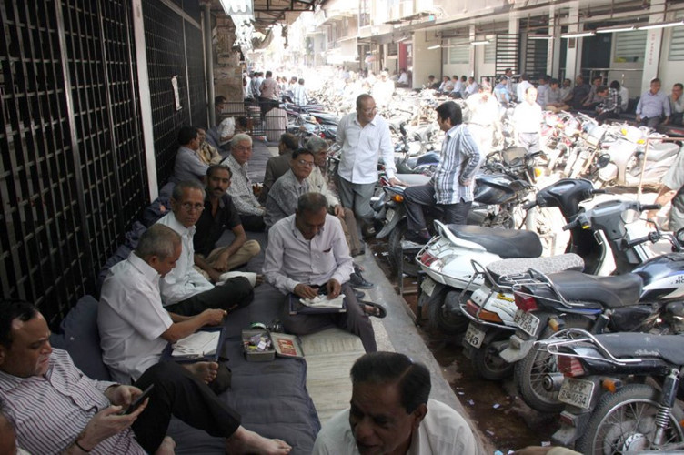 Không phải vùng đất sở hữu mỏ kim cương nhưng thành phố Surat (Ấn Độ) lại nơi chế tác kim cương số một thế giới. Ảnh: Spiegel.