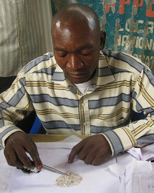 Dù có số lượng kim cương lớn bày bán ngoài trời nhưng người bán không hề lo lắng về vấn đề an ninh. Bởi chợ có thành lập một tổ chức kinh doanh, có chủ tịch, thư ký và nhân viên an ninh. Ảnh: Bonoboincongo.