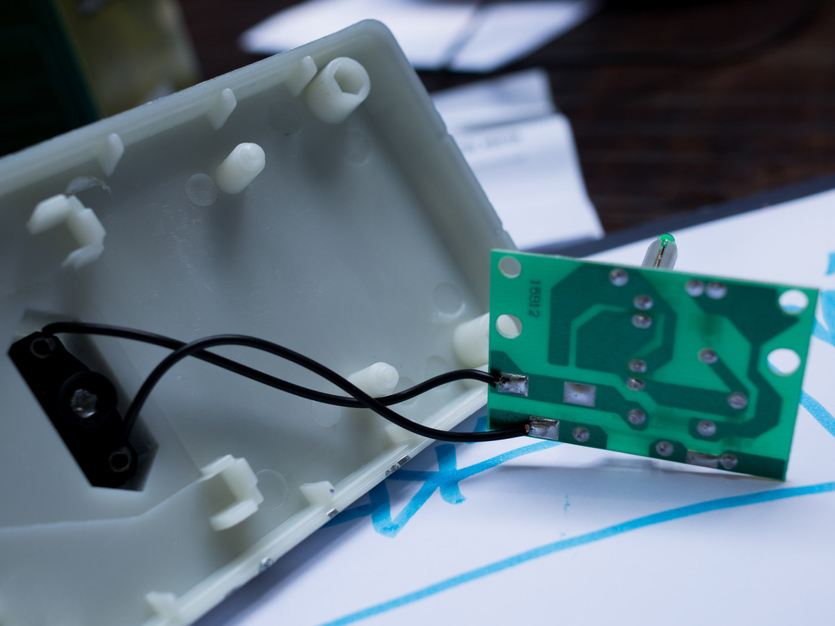 Thực tế, các loại thiết bị như này hầu hết chưa được kiểm định rõ ràng. Nếu sử dụng phải hàng “dởm”, chúng sẽ sẽ gây tốn điện hơn, thậm chí gây nguy hiểm cho người dùng. Nguồn ảnh: Internet. Video: Thay đổi thói quen sử dụng để tiết kiệm điện năng. Nguồn: VTC14.