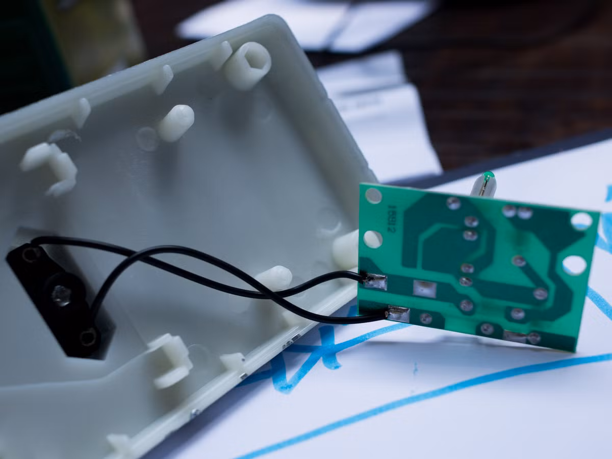 Thực tế, các loại thiết bị như này hầu hết chưa được kiểm định rõ ràng. Nếu sử dụng phải hàng “dởm”, chúng sẽ sẽ gây tốn điện hơn, thậm chí gây nguy hiểm cho người dùng. Nguồn ảnh: Internet. Video: Thay đổi thói quen sử dụng để tiết kiệm điện năng. Nguồn: VTC14.